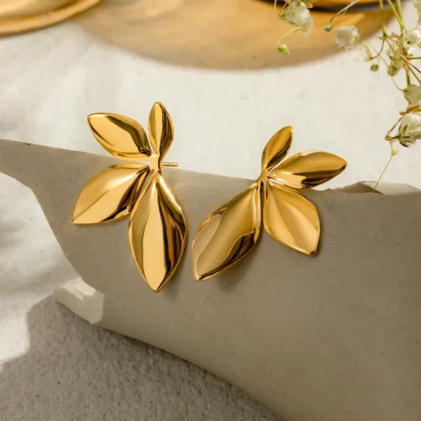 Leaf pattern earrings