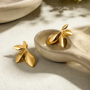 Leaf pattern earrings - Image 2